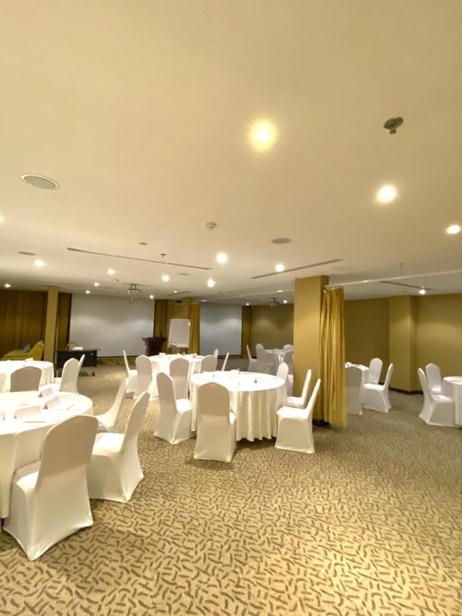 Rollins Hotel Бурайда Екстериор снимка
