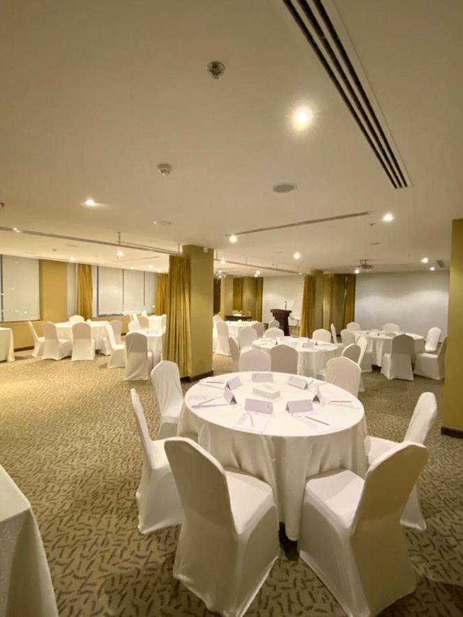 Rollins Hotel Бурайда Екстериор снимка