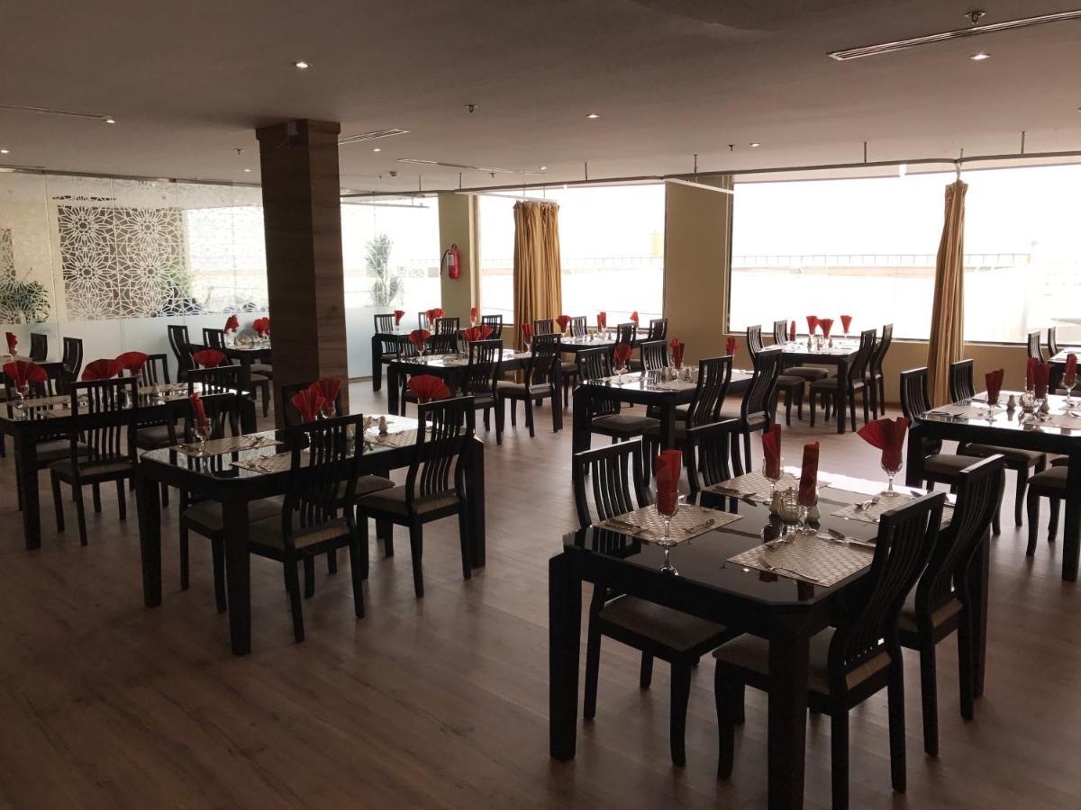 Rollins Hotel Бурайда Екстериор снимка
