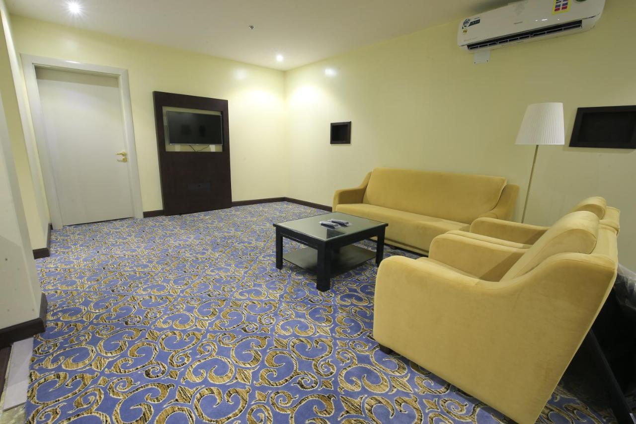 Rollins Hotel Бурайда Екстериор снимка