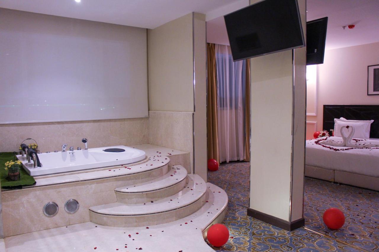 Rollins Hotel Бурайда Екстериор снимка