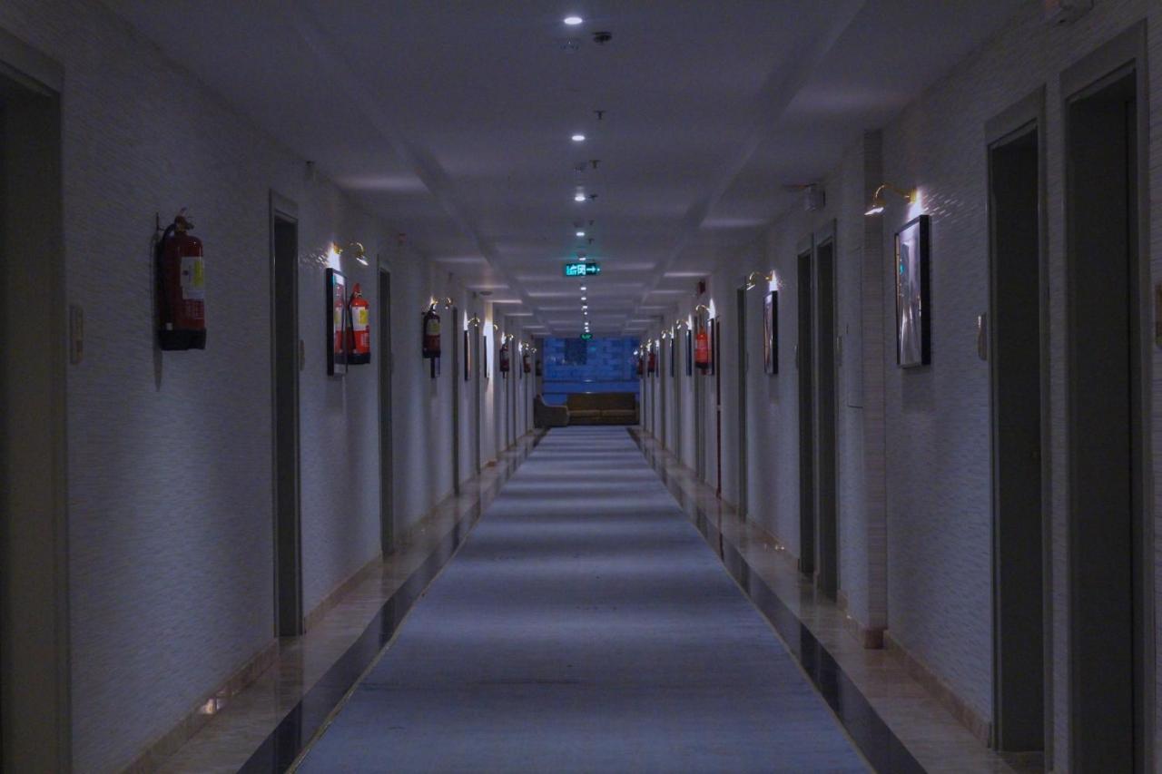 Rollins Hotel Бурайда Екстериор снимка