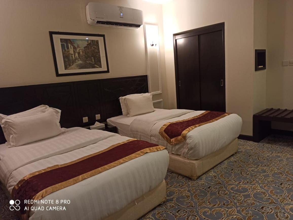 Rollins Hotel Бурайда Екстериор снимка