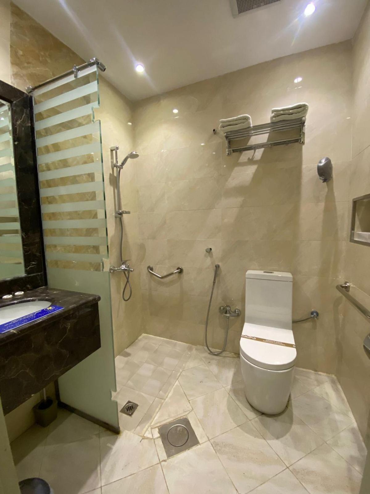 Rollins Hotel Бурайда Екстериор снимка