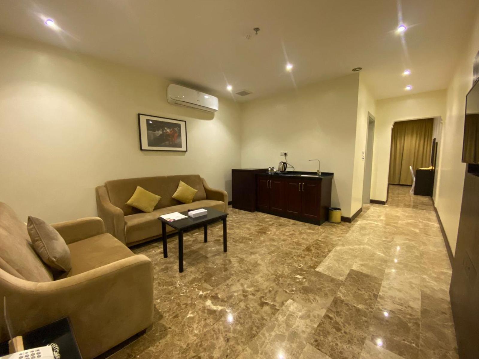 Rollins Hotel Бурайда Екстериор снимка