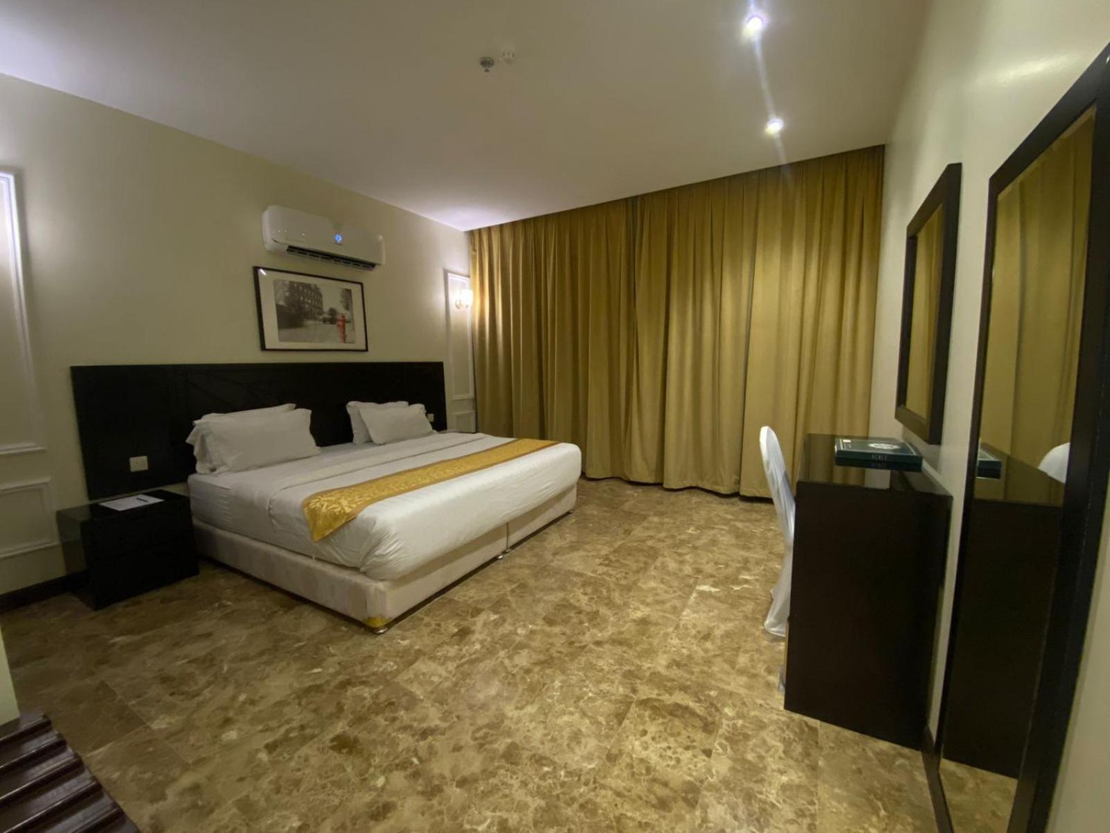 Rollins Hotel Бурайда Екстериор снимка