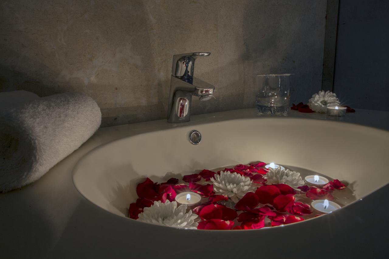 Rollins Hotel Бурайда Екстериор снимка